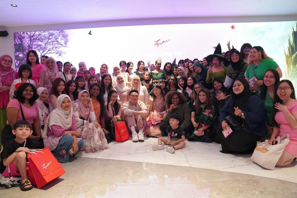 Fans dressed in pink and green posing together at TGV Suria KLCC during the Wicked fan event. | TGV Blog