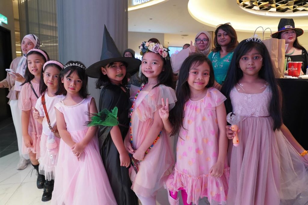 Young fans dressed in pink and green joining the Wicked event at TGV Suria KLCC. | TGV Blog