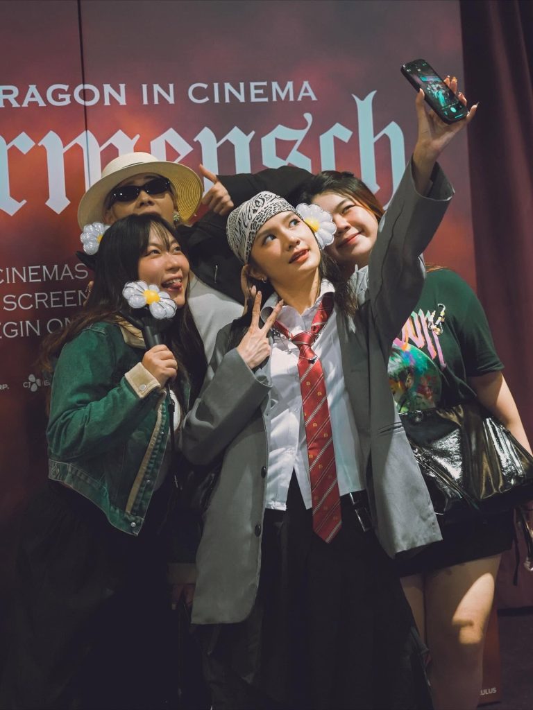 Group of fan attedning TGV Daisyland taking selfie at GD Ubermensh event photo wall | TGV Blog