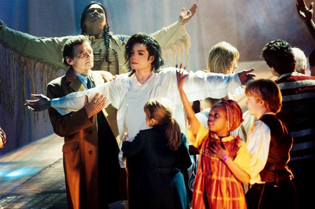 Michael Performing Earth Song in the BRIT Awards | Best Michael Jackson Live Performances | TGV Concerts