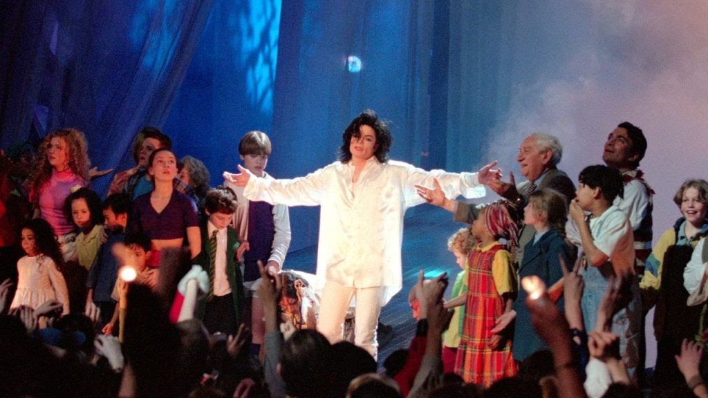 Michael Performing Earth Song in the BRIT Awards (2) | Best Michael Jackson Live Performances | TGV Concerts
