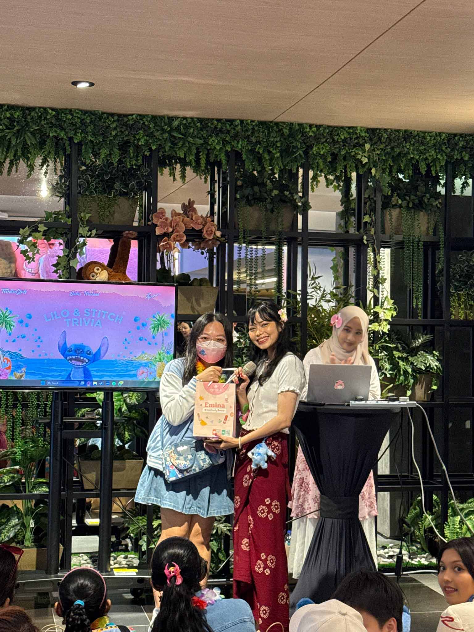 Aloha Party - Experience Image 6