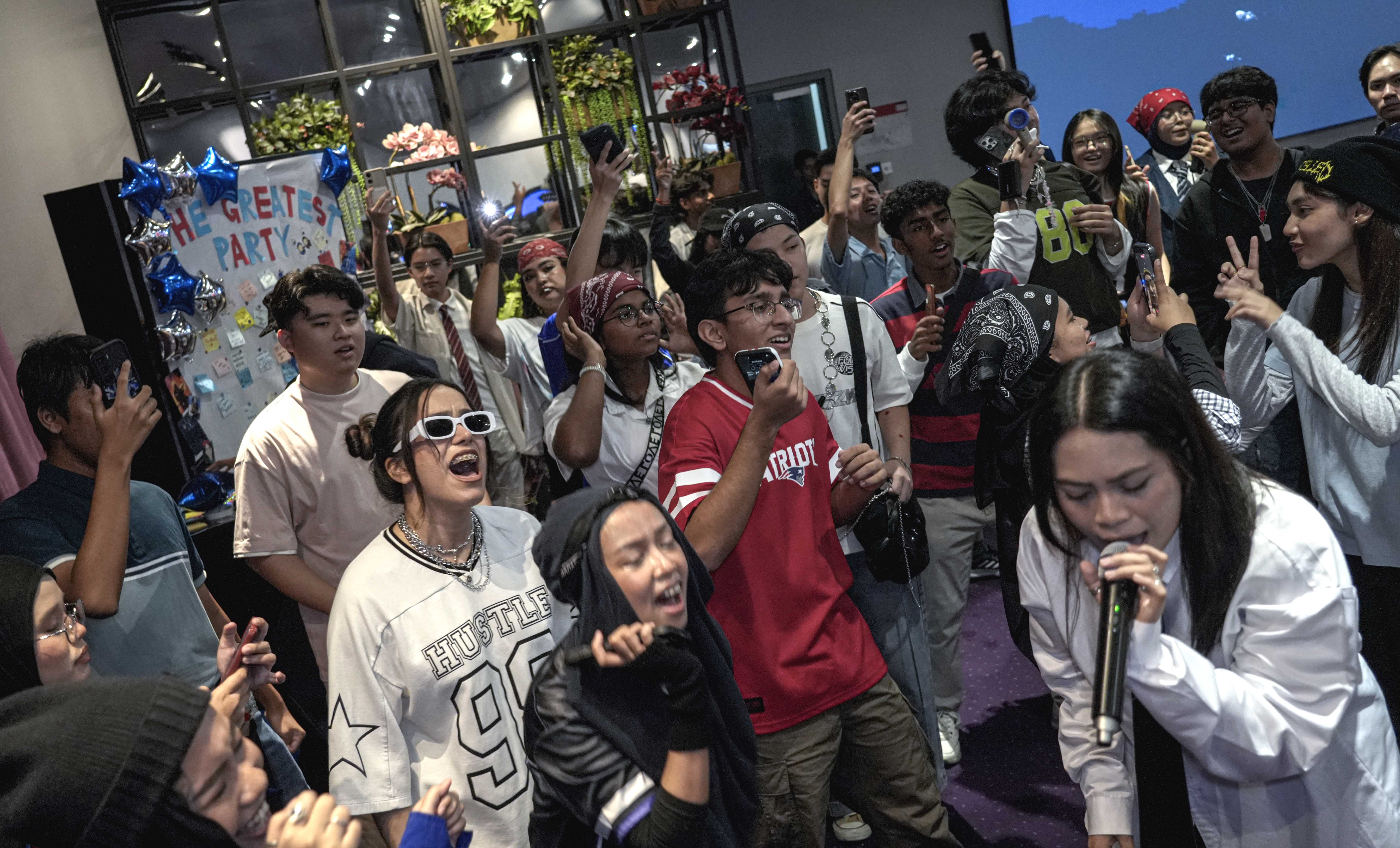 Billie Eilish HMHAS: ‘The Final Show’ Fans Party - Experience Image 25